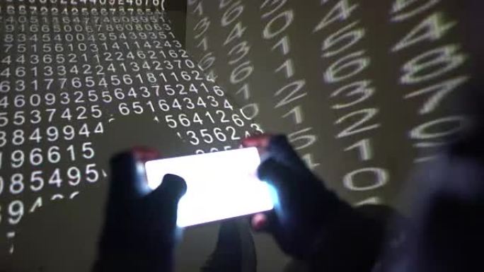 4k黑客在数字代码流中在智能手机上写作