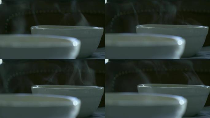 准备早餐的盘子里的热汤