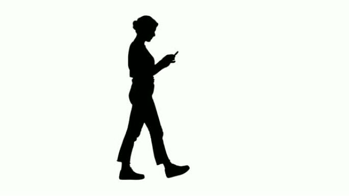 剪影美少妇走路看手机短信