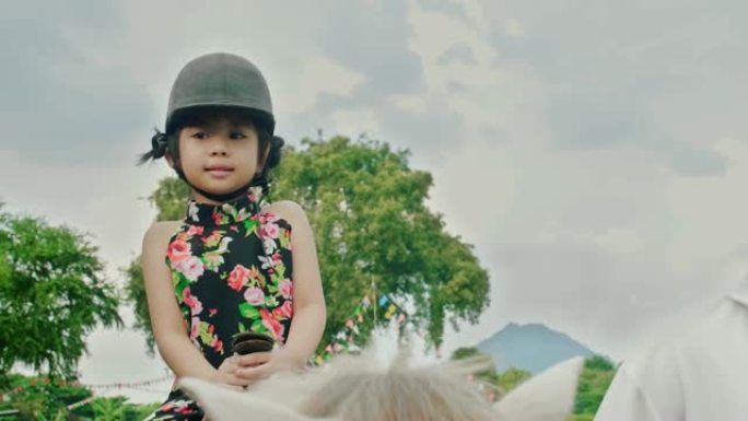 SLO MO小女孩在乡间小路上骑马