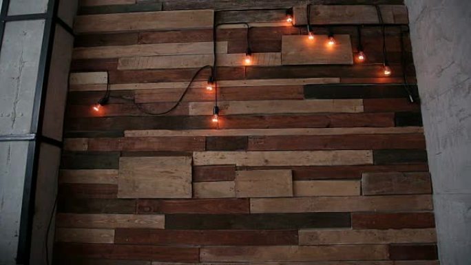 木制砖墙背景上的闪光灯。