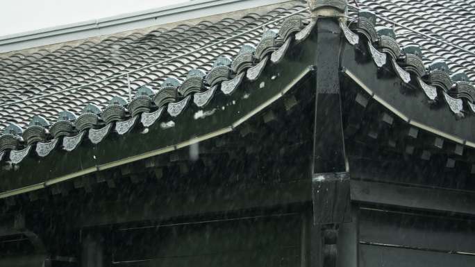 下雨古建筑青瓦片屋檐水滴石穿