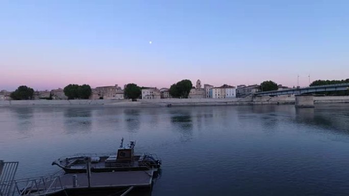 阿尔勒市法国罗纳河上美丽的夏夜。时间流逝。