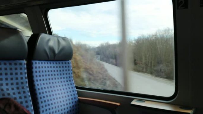 欧洲高速火车的内部，mpty座位俯瞰着经过的景观，进入隧道