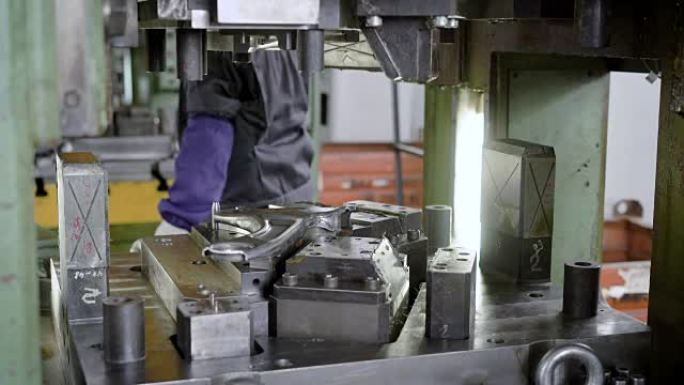 压榨生产。机器零件是使用钢板模具生产的。车辆悬架零件