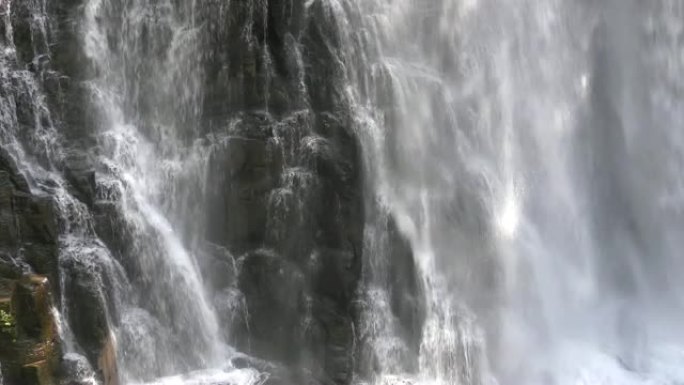 夏季的Bansyo瀑布，松本，长野，日本