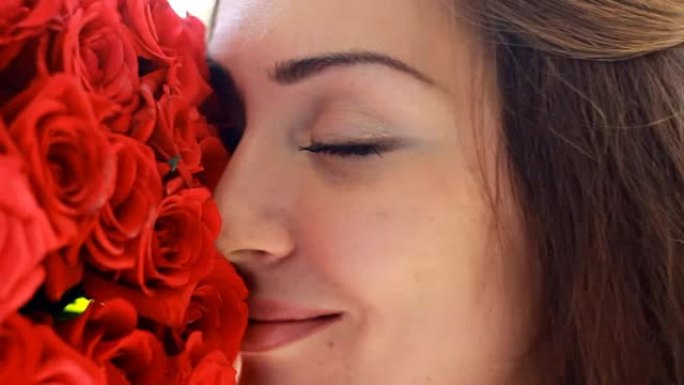 一个年轻美丽的女人的肖像，一束红玫瑰。
