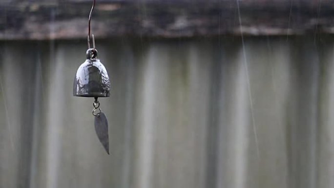 钟声或钟声在雨中悬挂和摇摆。