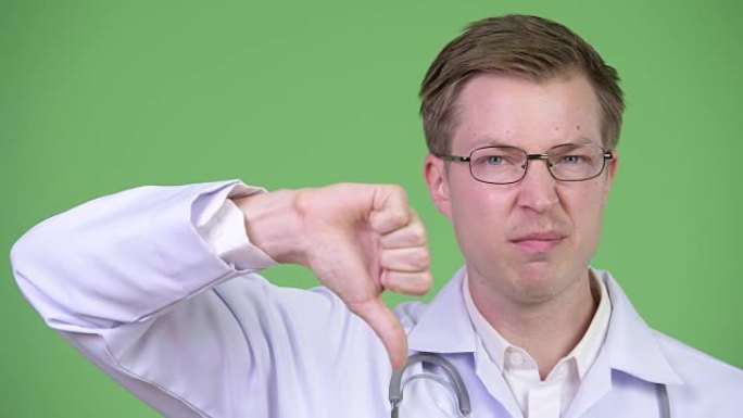 男性医生做拇指向下手势的特写