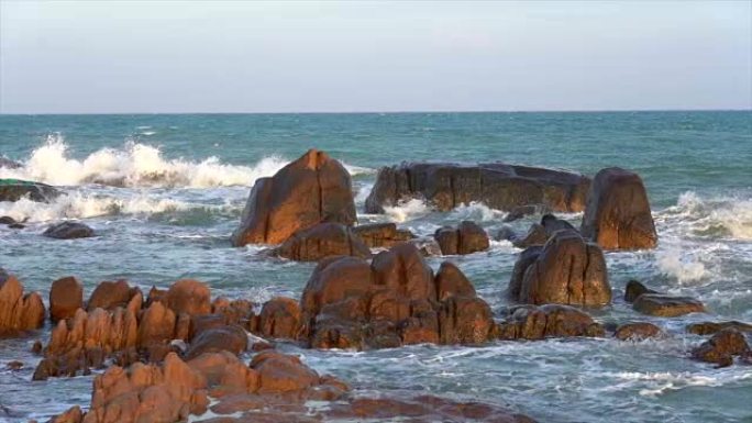 4k慢动作电影，在越南平顺省Tuy Phong的Co Thach海滩的奇异岩石和苔藓上，水溅到岩石上