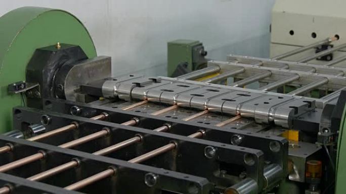 工厂工业数控机床上金属管的弯曲。