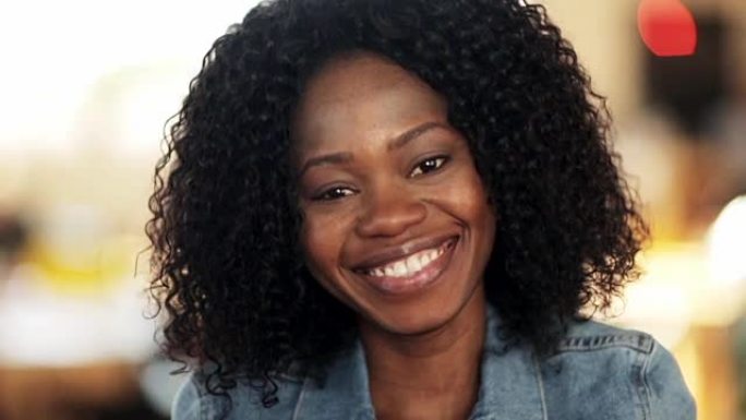 快乐微笑的非洲裔美国妇女的肖像