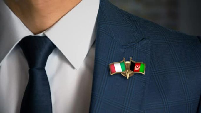 商人带着朋友国家的国旗走向相机，将意大利-阿富汗钉在一起