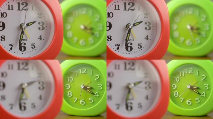 两个彩色时钟一起跳动时间的肖像-匆忙，时间，符号