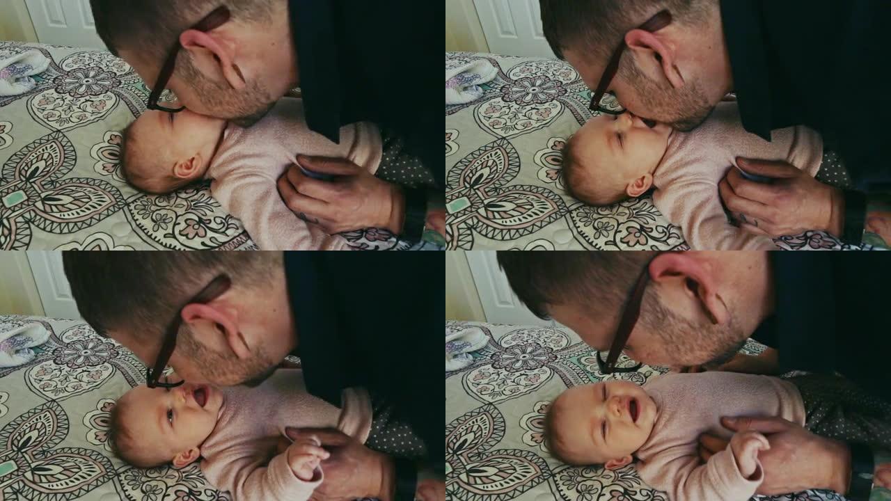 年轻的父亲拥抱，亲吻和与他的小女儿玩耍