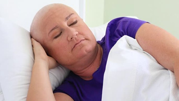 癌症患者躺在床上休息