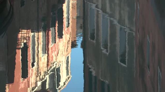 威尼斯运河中房屋的倒影。
