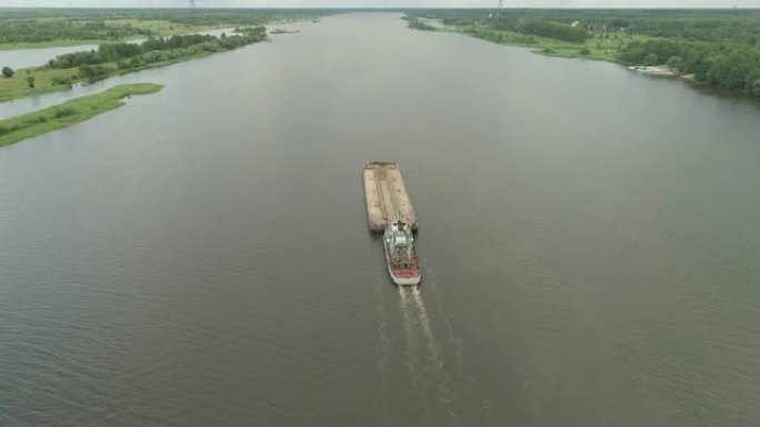 伏尔加河上的驳船