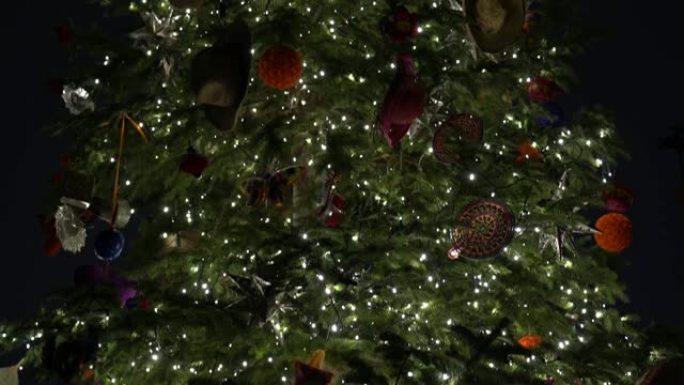晚上翻拍户外圣诞树的视频