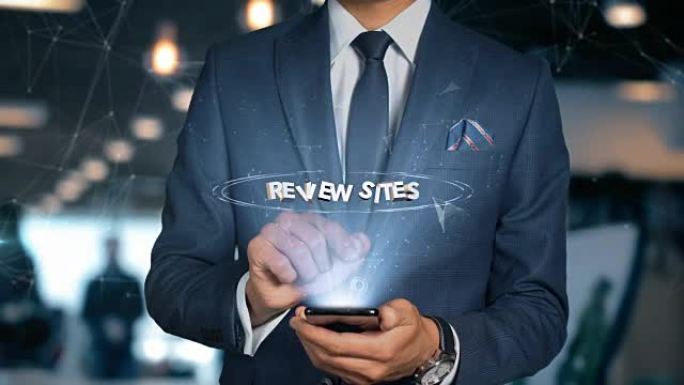 带手机的商人打开全息图HUD界面，触摸Word-REVIEW网站