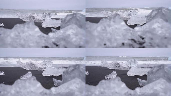 在Jokulsarlon Diamond's beach的冰岛黑沙滩上，海浪在冰山上飞溅的4k视频。