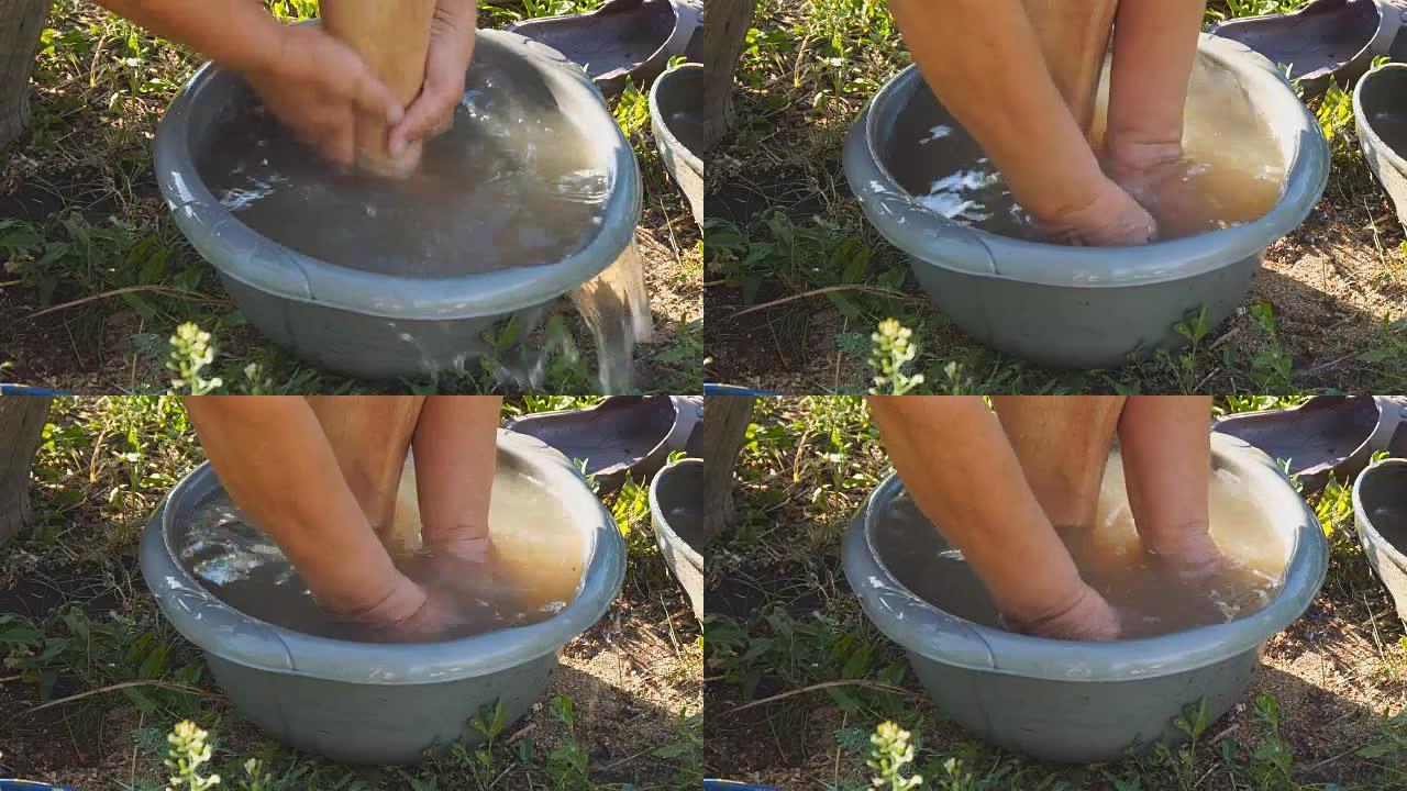 女人在盆里洗脚