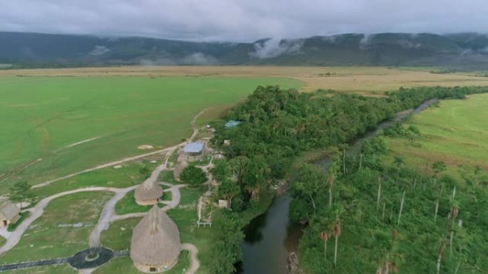 委内瑞拉拉格兰萨巴纳乌鲁延土著村庄的鸟瞰图