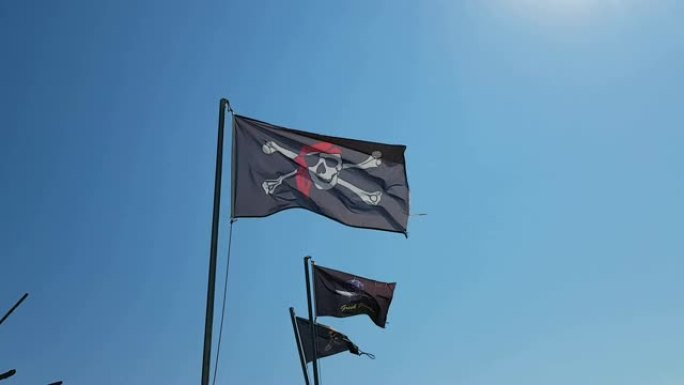 海盗旗随风飘扬。