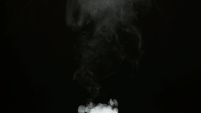 黑暗背景下的烟雾。