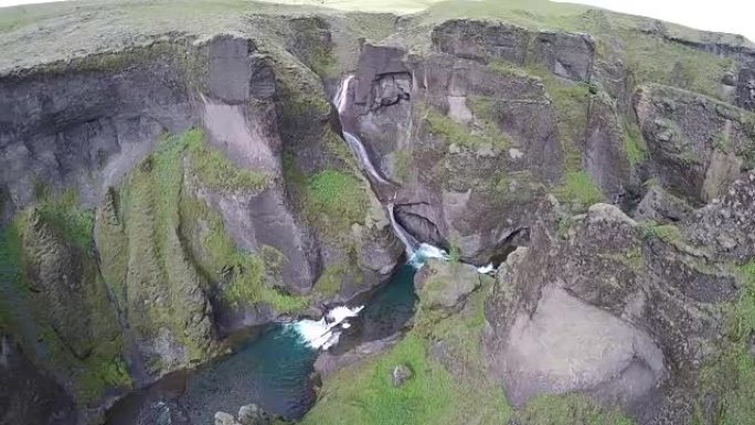 在冰岛的环城公路上追逐瀑布是最好的选择，而Fagrifoss瀑布绝对是其中的佼佼者