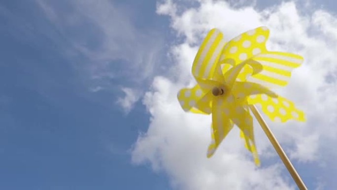 黄色风车玩具对抗蓝天。夏季概念