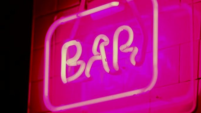 霓虹灯标志着酒吧夜生活侧近距离拍摄