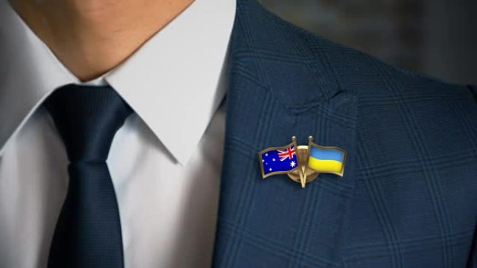 商人带着朋友国家的国旗走向相机，将澳大利亚-乌克兰钉在一起