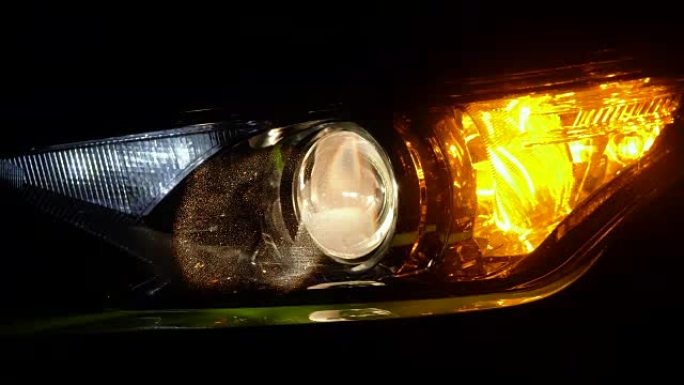 现代绿色豪华车夜间带近光灯和转向灯或闪光灯。