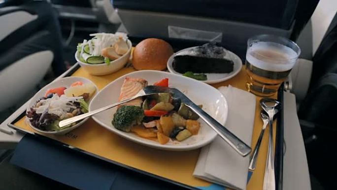 飞机上的食物托盘