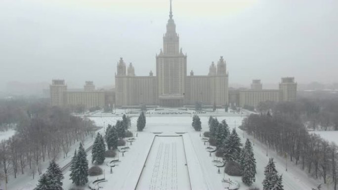 斯大林主义摩天大楼的航拍镜头，苏联的建筑，苏联