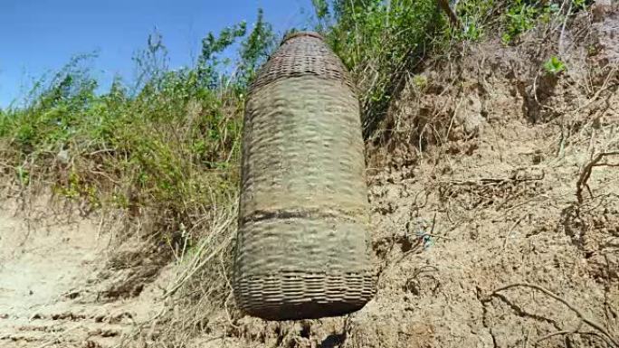 圆柱形鱼具，由分裂的竹条制成，用于在大风天在河岸上用竹棍钓鱼。