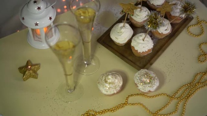 用金星和小花装饰的纸杯蛋糕。