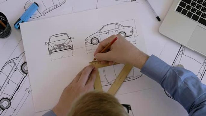 从事汽车设计草图的俯视图工程师