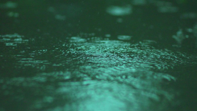 下雨雨滴滴落溅起水花涟漪波纹荡漾