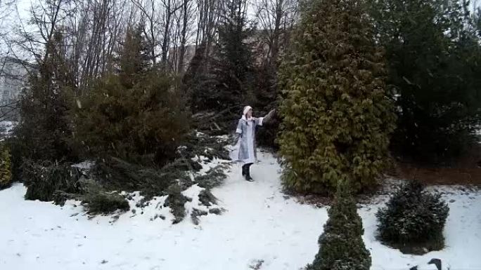 森林中的雪女在山上微笑着乌克兰