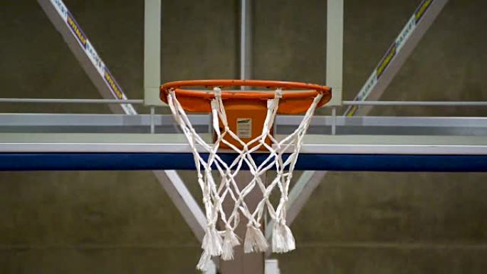 篮球射击。篮球网特写。平面。前视图