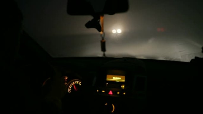 雾夜的公路旅行