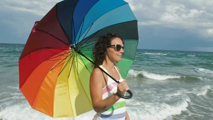 海滩上带伞的女孩。