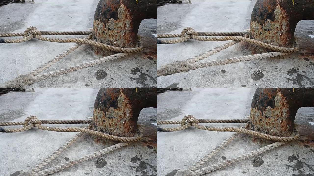 带有打结航海绳索的旧生锈的系泊系缆柱。韩国。