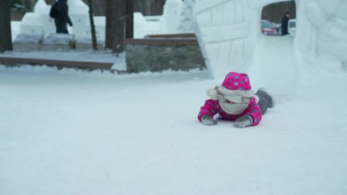 小女孩在冰滑梯上快速骑行