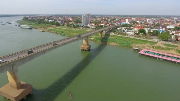 空中无人机在横跨湄公河的桥梁上飞行
