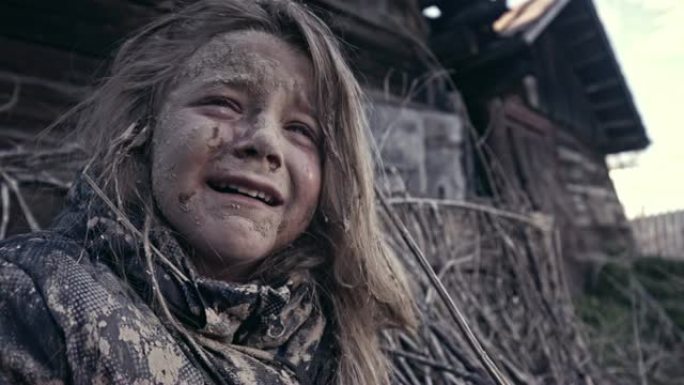 一个饥饿的无家可归的孩子哭了。战。难民