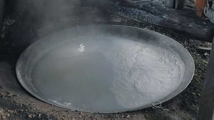 煮米粉用钢盆开水特写