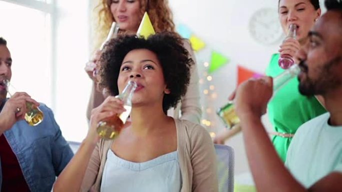 在办公室聚会上喝酒庆祝的快乐团队